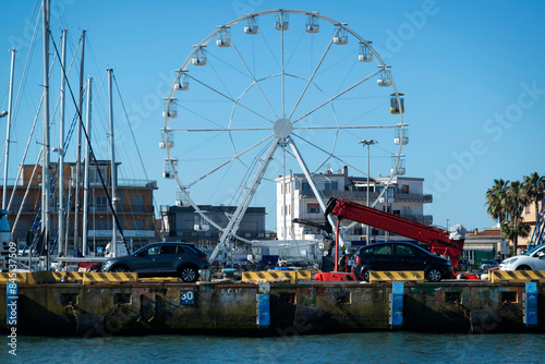 Grande roue sur les quais du port