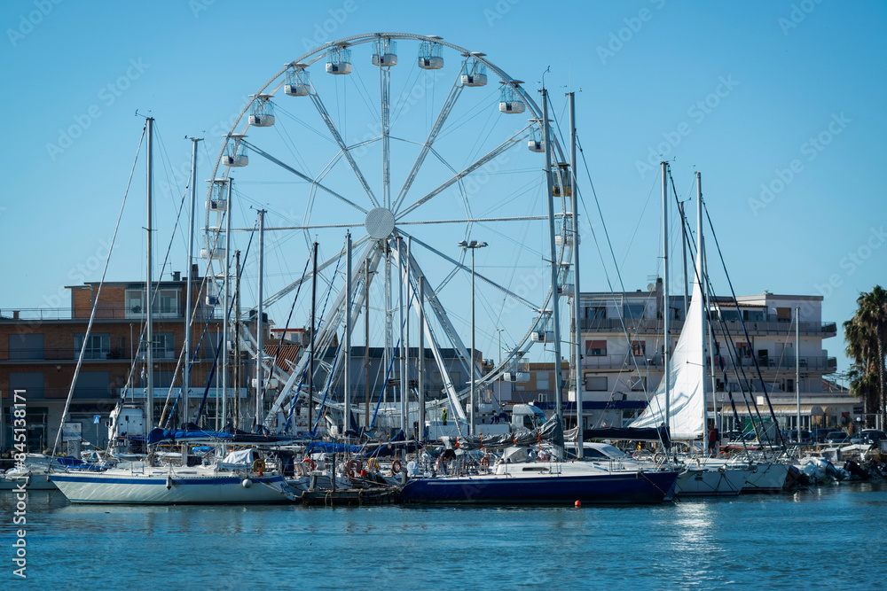 Grande roue sur les quais du port