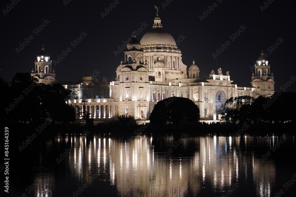 Fototapeta premium Victoria Memorial Kolkata at night with reflection on water