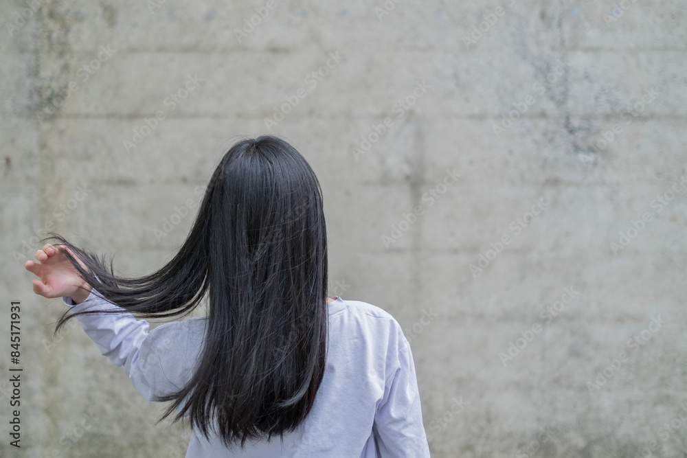 髪をなびかせる黒髪の女性 髪をなびかせる黒髪の女性