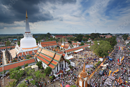 Fotografia Hae Pha Khuen That Festival is celebrated at Phra Borom That Chedi at Wat Phra M