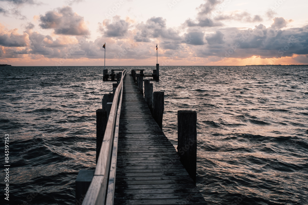 Fototapeta premium Seebrücke auf Föhr. Stürmisch. Sonnenuntergang