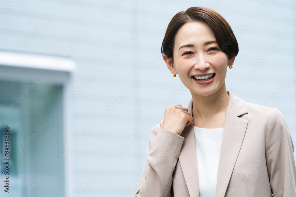 Fototapeta premium カジュアルスーツを着た若い女性 ビジネスイメージ