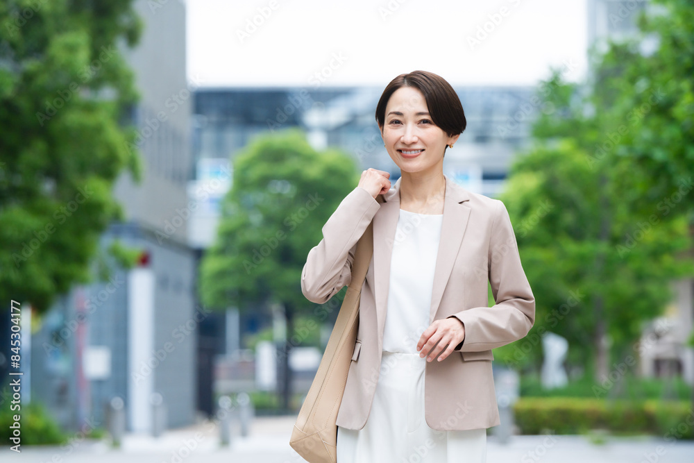 Fototapeta premium カジュアルスーツを着た若い女性 ビジネスイメージ