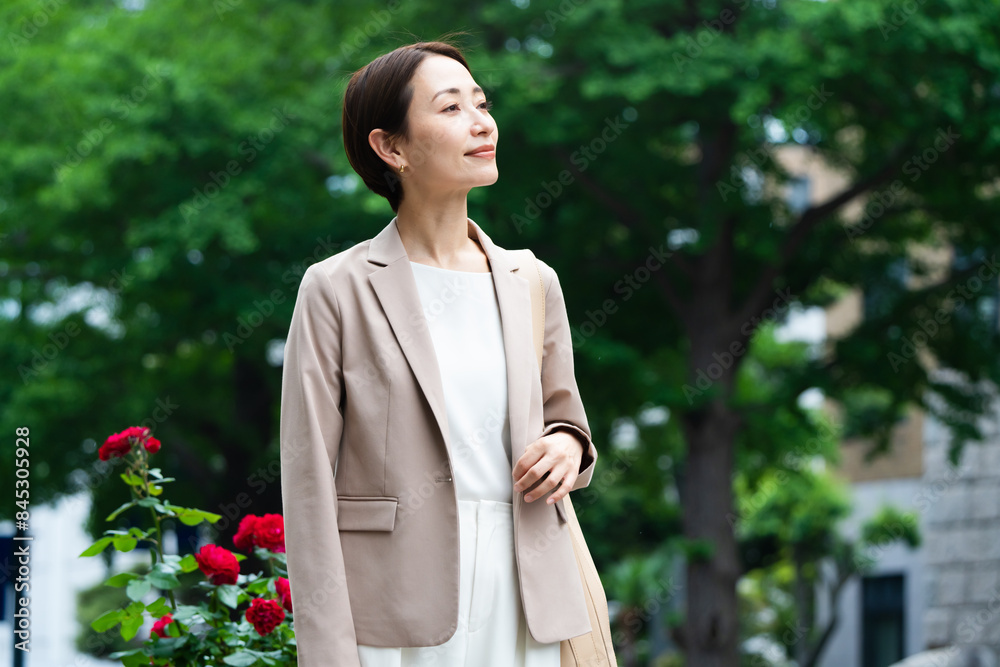 カジュアルスーツを着た若い女性　ビジネスイメージ