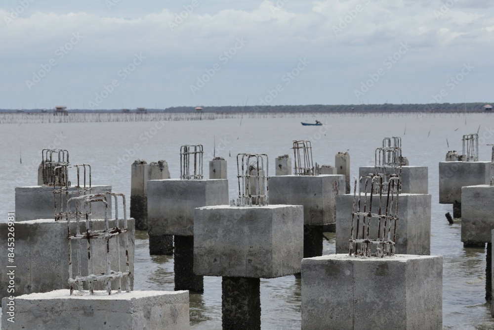 Obraz premium old pier in the harbor