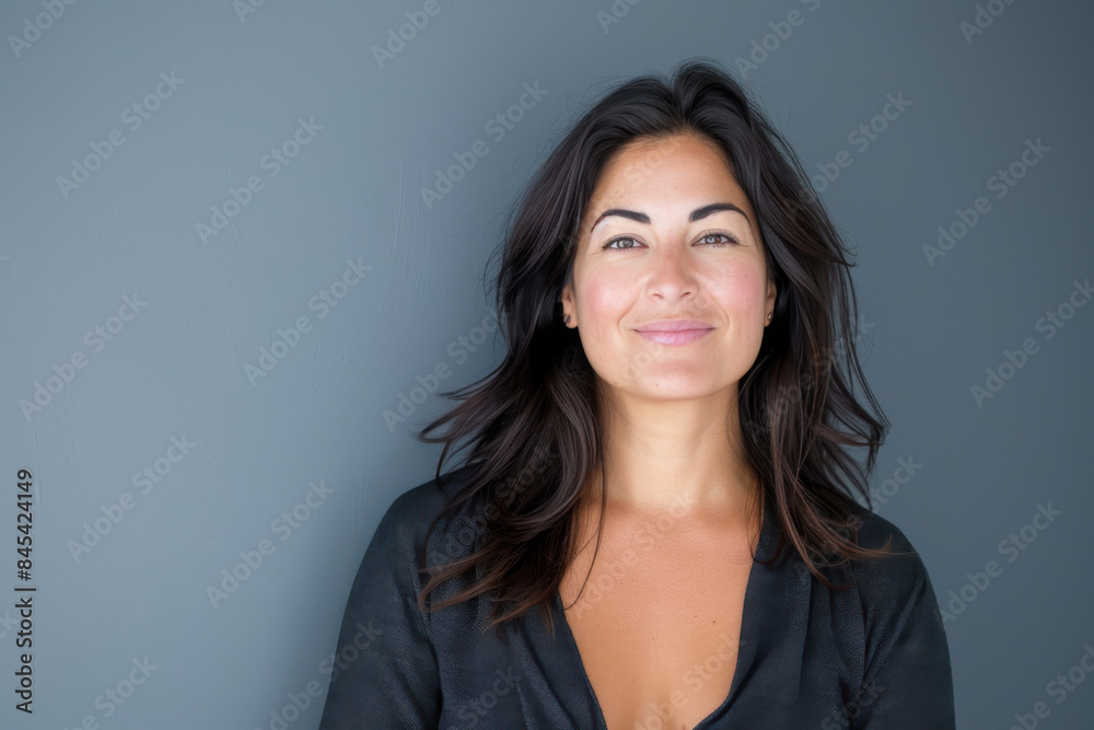 Obraz premium A close up portrait of a woman with a subtle smile