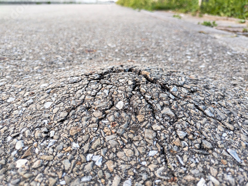 Fotografia asphalt in the approximation with a protruding hole