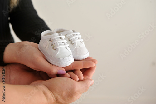 Quadro em tela sapato de bebê com mãos dos papais, amor materno, amor paterno