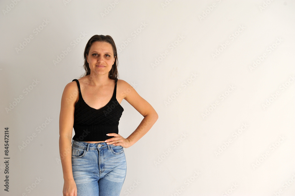 jovem mulher com olheiras jovem mulher com olheiras