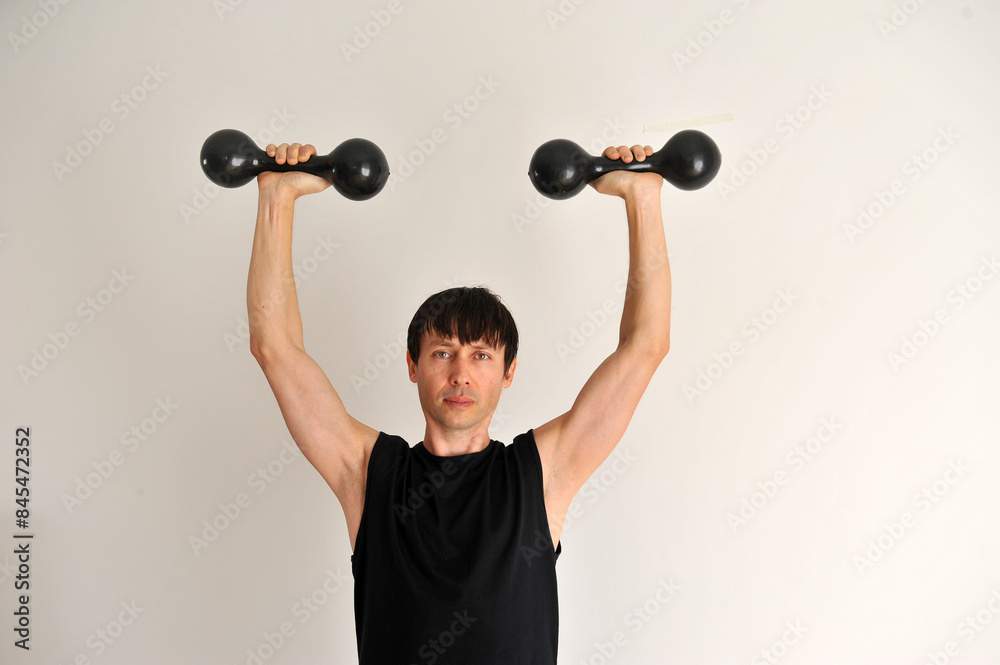 homem aptidão exercicio fisíco em casa com pesos, alteres