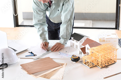 Canvastavla 建築の設計をする作業着を着たアジア人男性