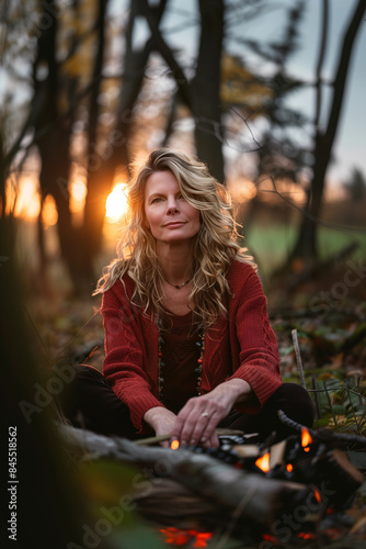Frau am Lagerfeuer in der Natur - Woman at campfire in nature photo