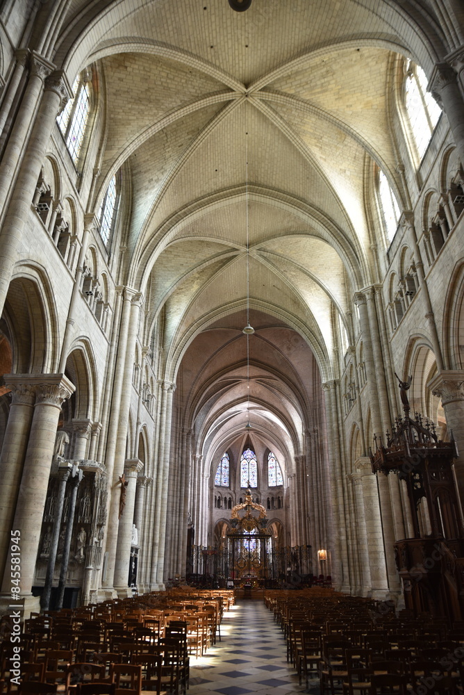 Nef de la cathédrale de Sens en Bourgogne. France