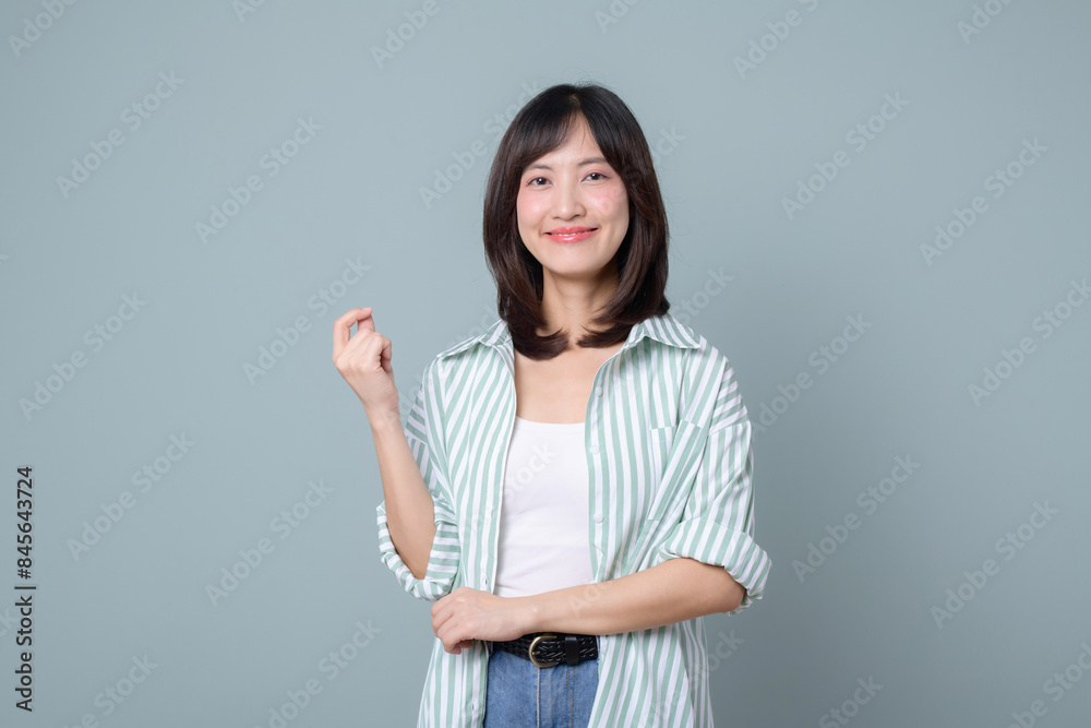 Small business owners, women entrepreneurs concept. Smiling young asian businesswoman starting own startup, looking confident, wearing white and green shirt standing over green background Small business owners, women entrepreneurs concept. Smiling young asian businesswoman starting own startup, looking confident, wearing white and green shirt standing over green background