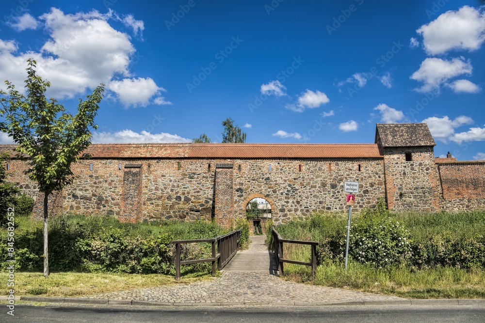 zerbst, deutschland - zugang in der stadtmauer zur altstadt