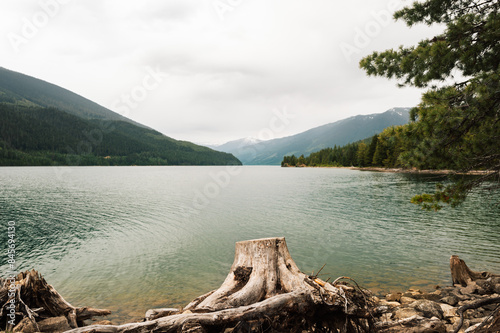 Lake Revelstoke in British Columbia: Bewölkter Tag mit Bergen und Fluss