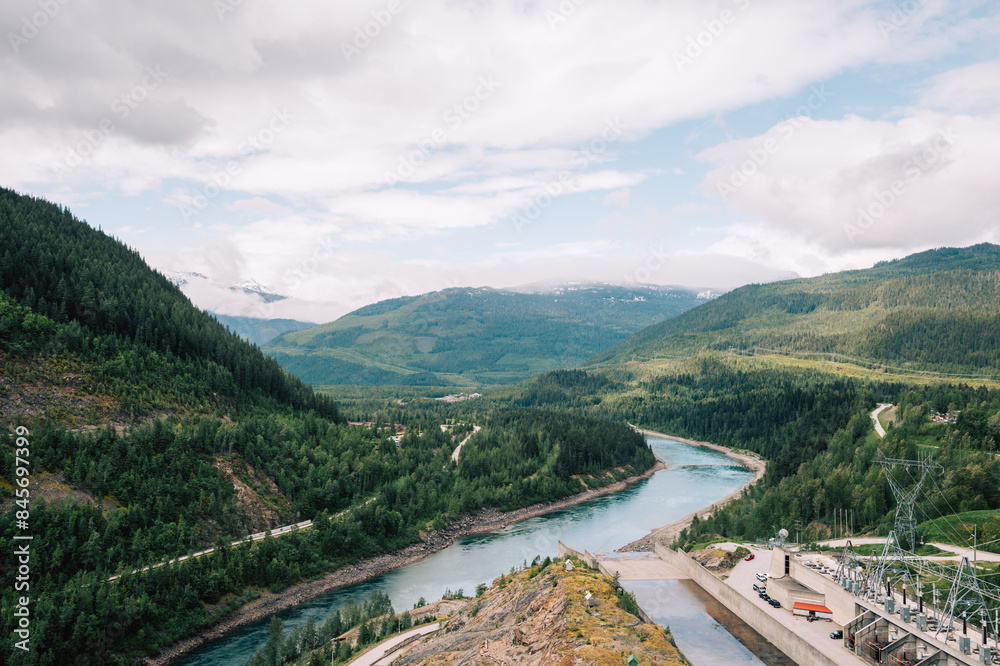 Blick von Revelstoke Damm: Tal, Fluss und Wald in majestätischer Landschaft Blick von Revelstoke Damm: Tal, Fluss und Wald in majestätischer Landschaft