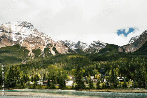 Stadt Field in Kanada: Malerische Ansicht mit historischem Wasserturm