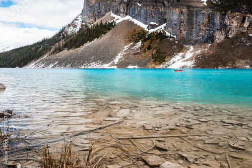 Lake Louise in Kanada: Türkisblaues Wasser und majestätische Bergkulisse