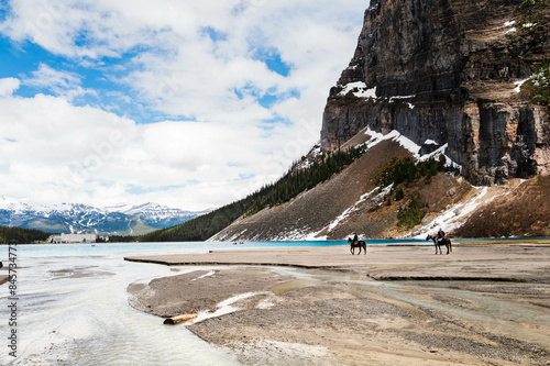 Lake Louise in Kanada: Reiter mit Pferden am türkisblauen See