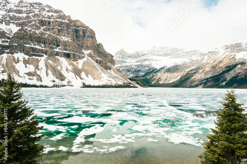Moraine Lake in Kanada: Türkisblauer See mit Eisschollen und Bergkulisse
