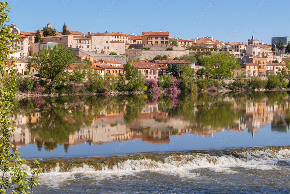 Fototapeta premium Blick auf die Altstadt von Zamaro und den Fluss Duero in Castilla y Leon, Spanien auf dem Pilgerweg Via de la Plata von Sevilla nach Santiago