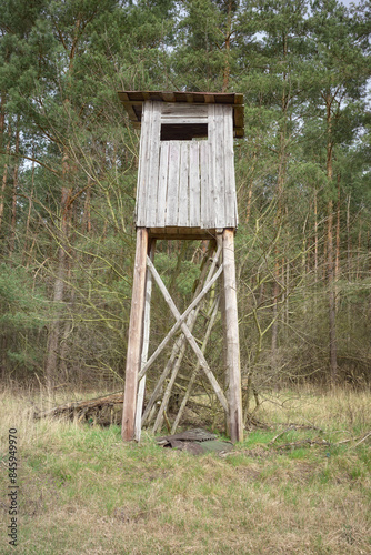 A deer hunting pulpit at the edge of a forest.