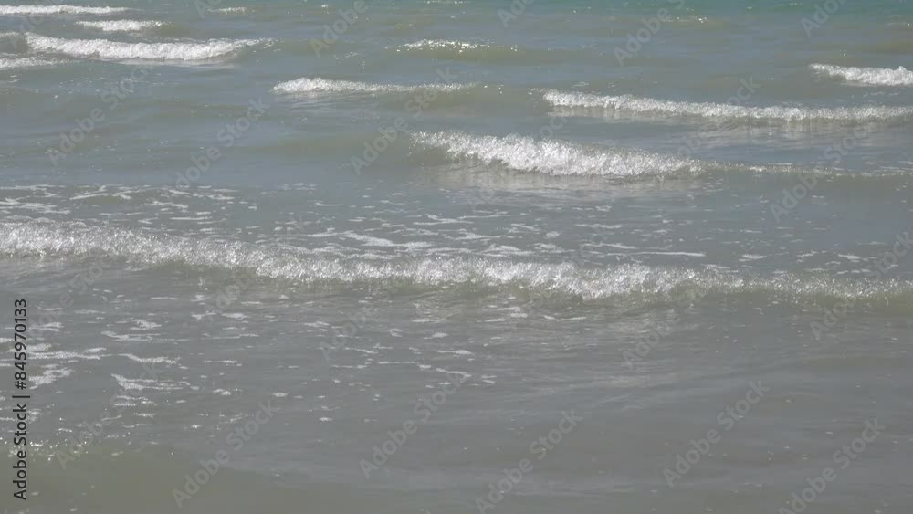Vue sur des rouleaux de vagues à la marée montante Vue sur des rouleaux de vagues à la marée montante