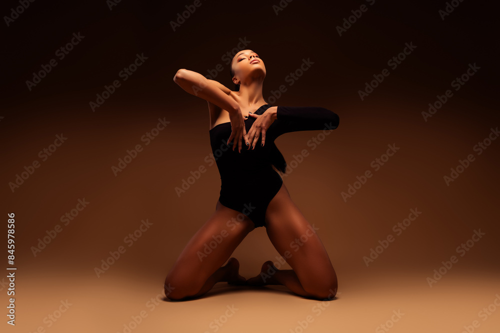 Obraz premium Photo of charming gorgeous tempting ballerina dancing conemp jazz over beige color background