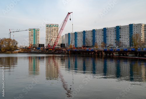 Construction of a pedestrian bridge across the Nagatinsky zaton. photo