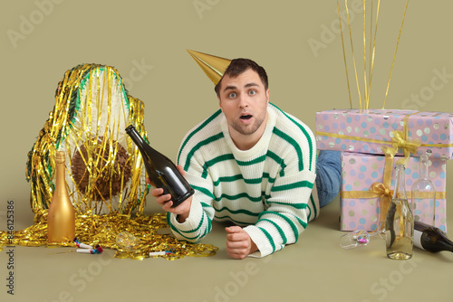 Shocked young man with hang...