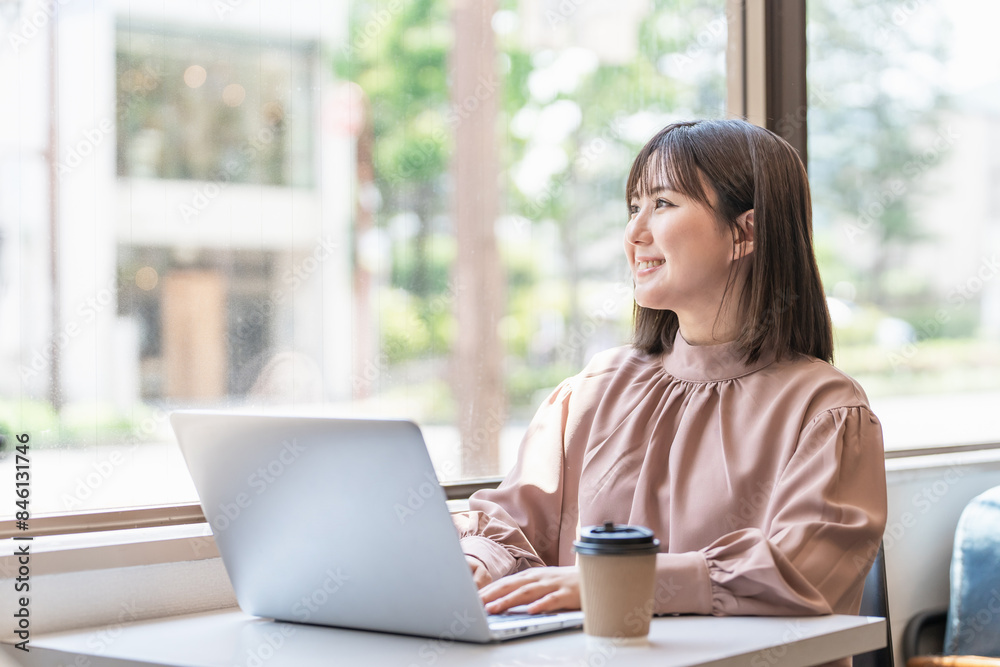 © buritora - カフェ・オフィスでパソコンを使いながら考えるアジア人女性・ビジネスウーマン・大学生 © buritora - カフェ・オフィスでパソコンを使いながら考えるアジア人女性・ビジネスウーマン・大学生