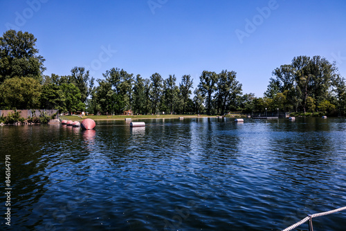 Houses in Rio Danubio na cidade de Viena. Austria. Sealing on the boat, seeing beautiful places. photo