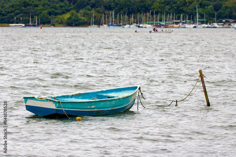 Barco azul em Paraty, Rio de Janeiro, Brasil	