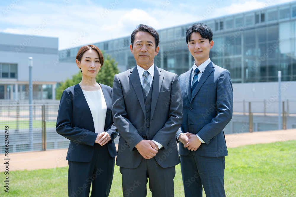 真剣な表情でカメラを見るビジネスマン 真剣な表情でカメラを見るビジネスマン