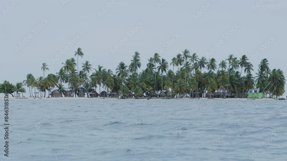 Hermosa isla tropical con palmeras junto al mar Caribe, Guna Yala, Panamá.