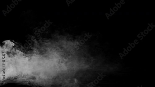 Machine à fumée blanche sur fond noir 4K 60fps
