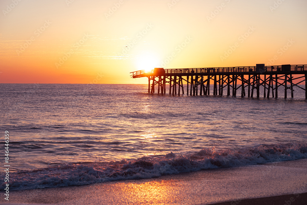 Fototapeta premium Sunrise over an ocean pier