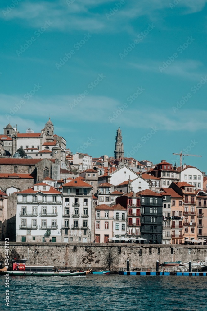Obraz premium old buildings near the waterfront in the coastal city of porto