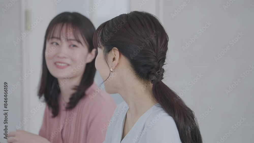 オフィスで働くビジネスマンたち（女性のみ）