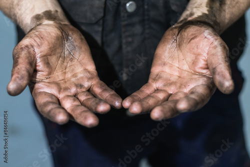 Foto Mechanic, auto mechanic shows dirty, oil-smeared hands, palms after work