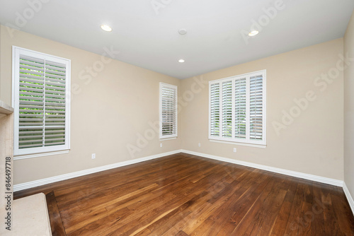 Εκτύπωση καμβά Spacious room with hardwood floors and windows with white blinds