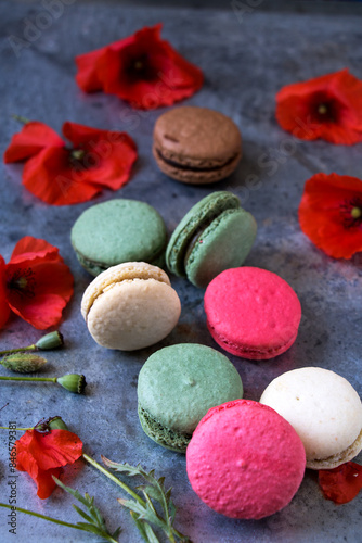 leckere bunte Macarons mit Klatchmon Blüten photo