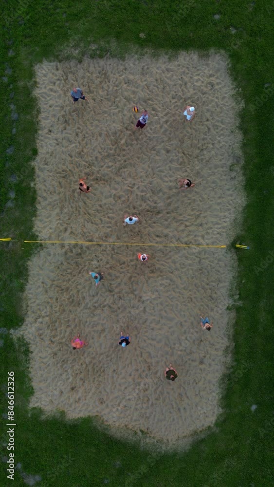 Ludzie grający w siatkówkę plażową, widok z drona.