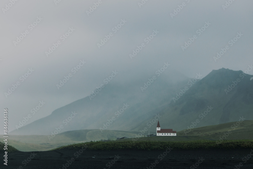 Dietro Reynisfjara, la chiesa bianca Dietro Reynisfjara, la chiesa bianca