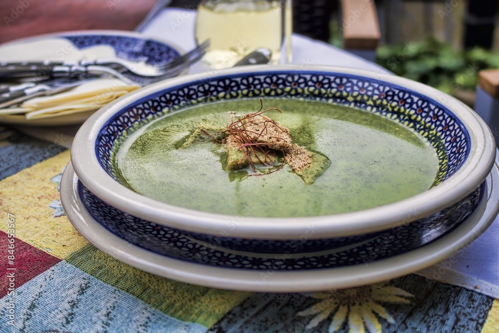 görlitz, deutschland - brennnesselsuppe mit geröstetem graubrot