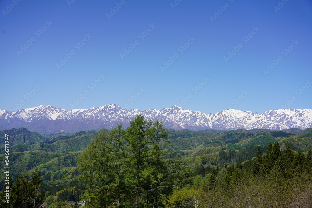 Obraz premium 信州 小川村の風景 残雪の北アルプスと新緑の里山 