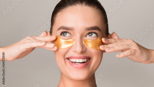 Cuadro en lienzo A woman with gold eye masks patches covering her face
