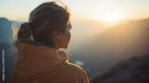 女, 女性, 女性の後ろ姿, 後頭部, 山, 空, 頂上, 登山, 夕焼け, 美しい景色, リラックス, 自由, 達成, Woman, female, female back, back of head, mountain, sky, summit, climbing, sunset, beautiful view, relax, freedom, accomplishment